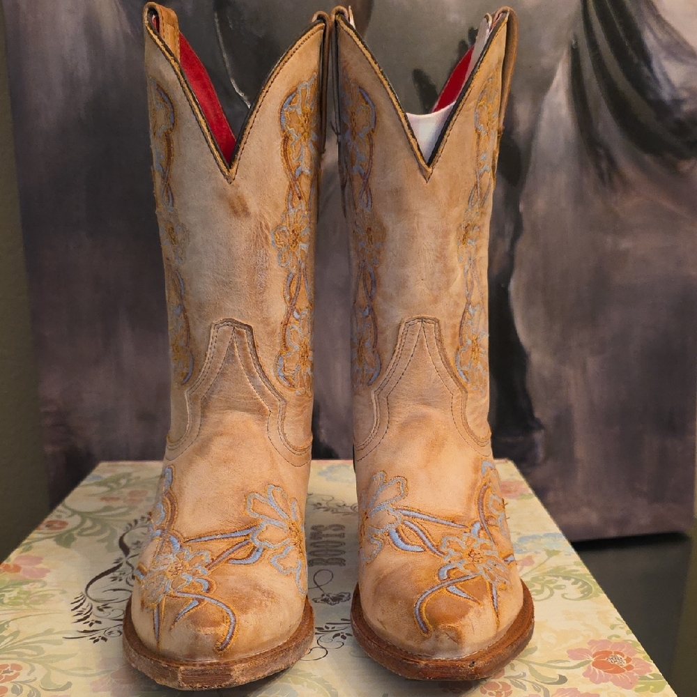 NWT Macie Bean Daisy Floral Embroidered Western Cowboy Boots